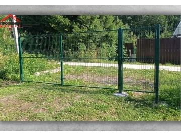 Забор из сетки обеспечивает отличную видимость, вентиляцию и защиту территории. Устойчив к коррозии, прост в установке и обслуживании.