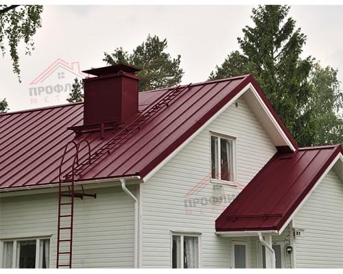 Простой вертикальный паз (профилированный) 0,5 Quarzit lite с пленкой на замках RAL 3005 красное вино