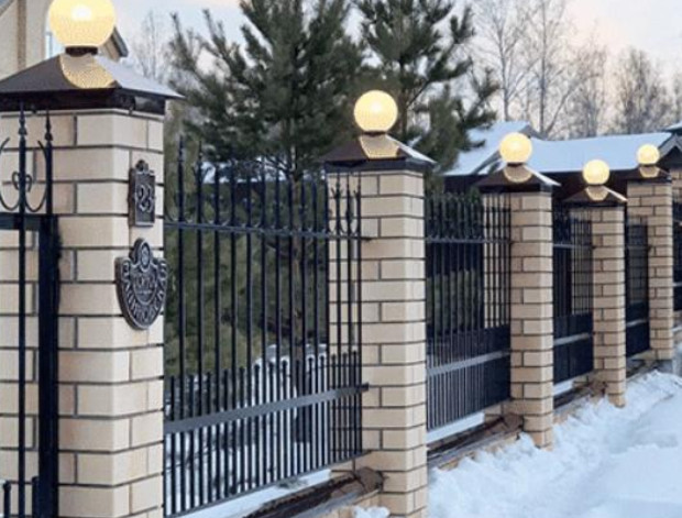Кирпичный столб с колпаком под фонарь