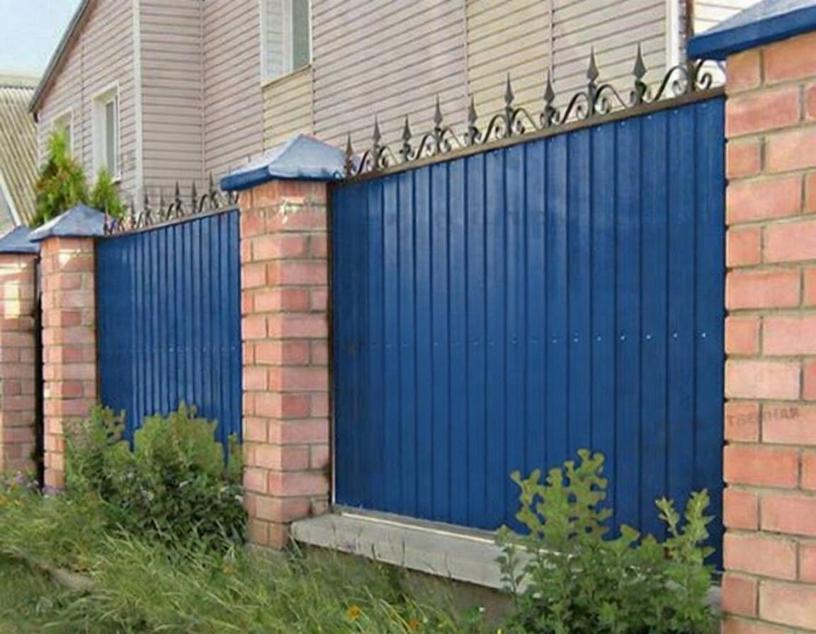 Монтаж металлических секций ограждения