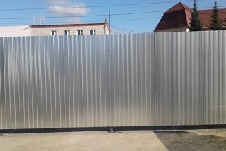 Монтаж профнастила С8 нестандартной ширины на объекте в Санкт-Петербурге